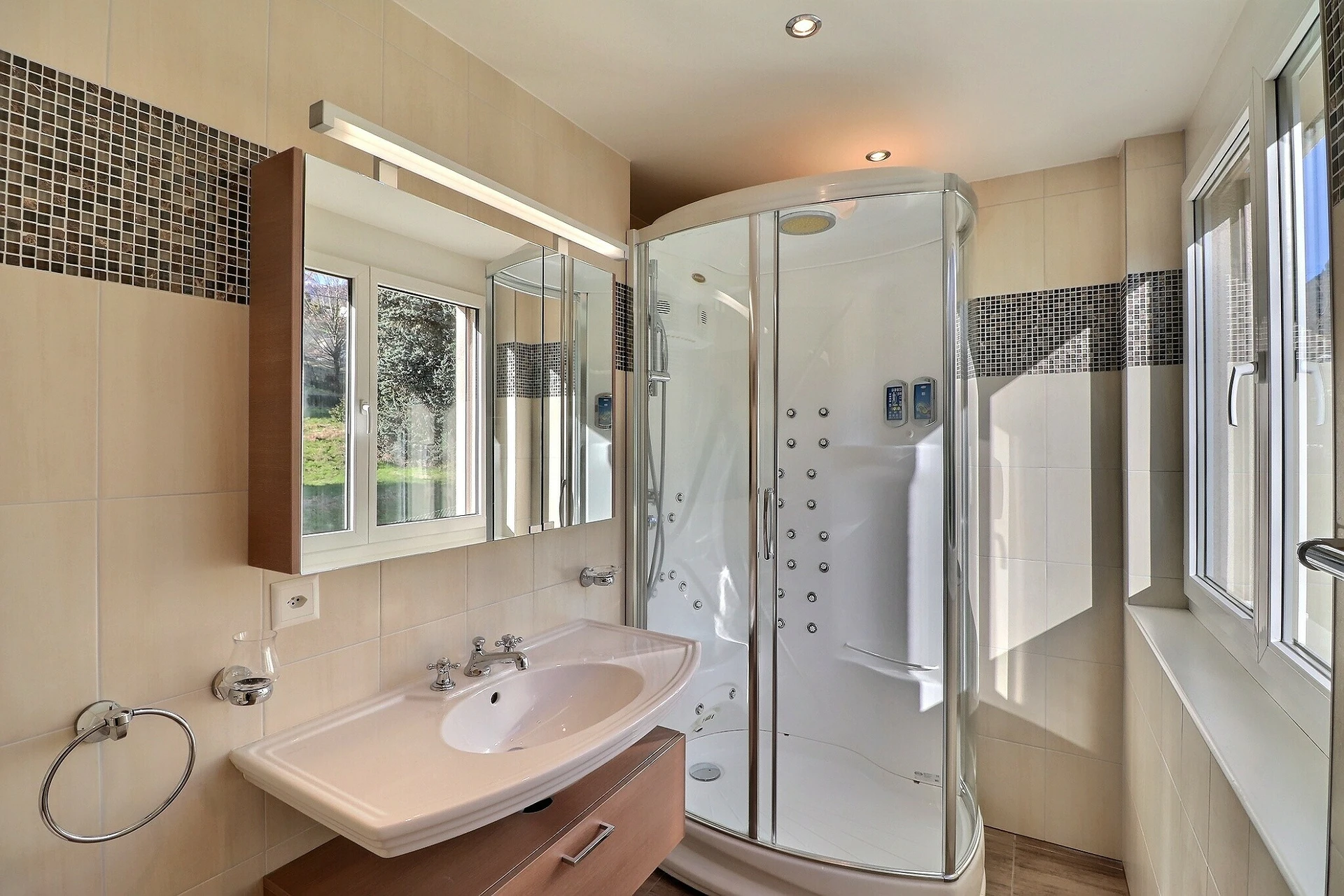 Modernes Badezimmer mit Duschkabine und Waschtisch