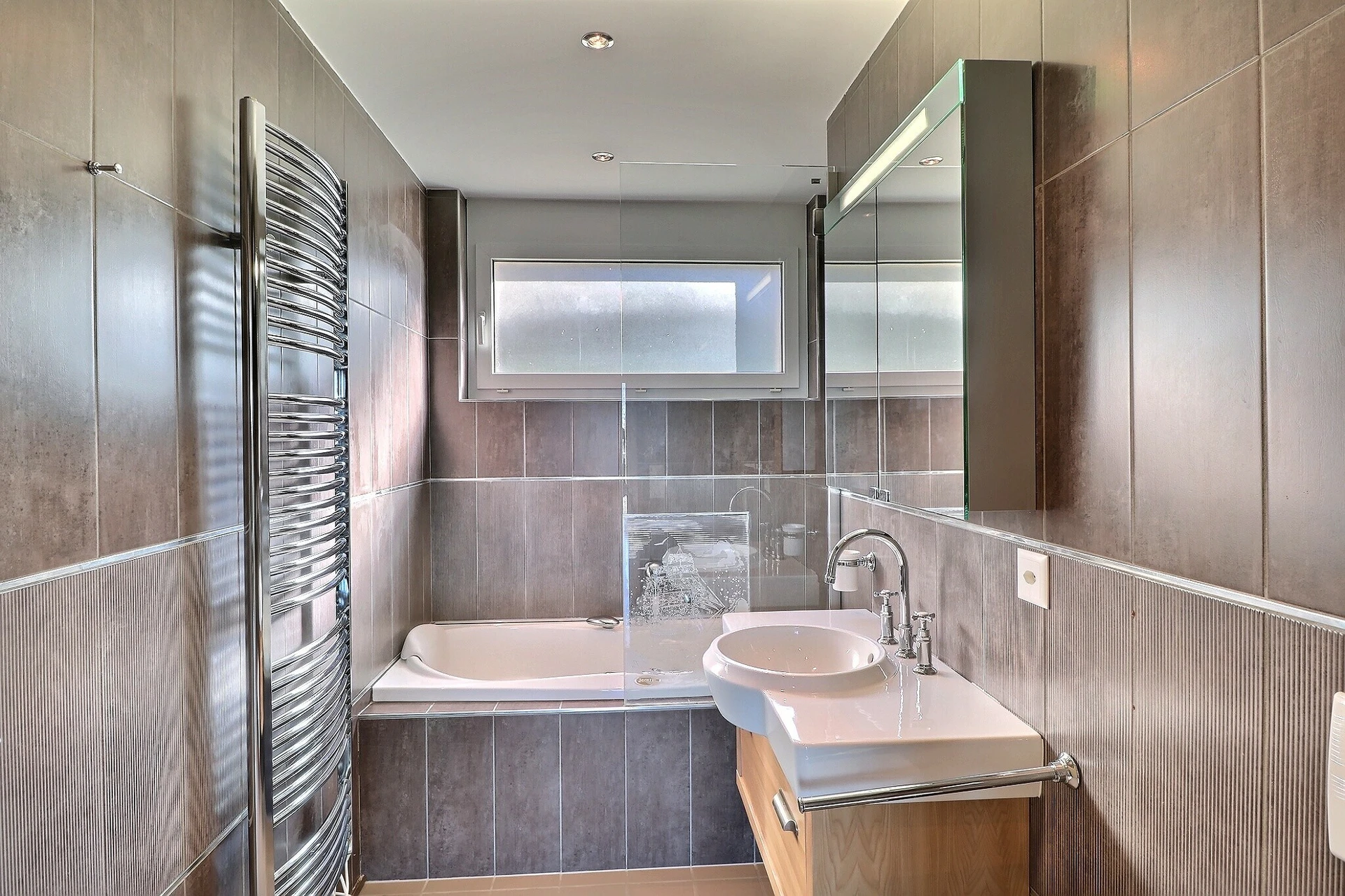 Modernes Badezimmer mit Badewanne und Waschtisch