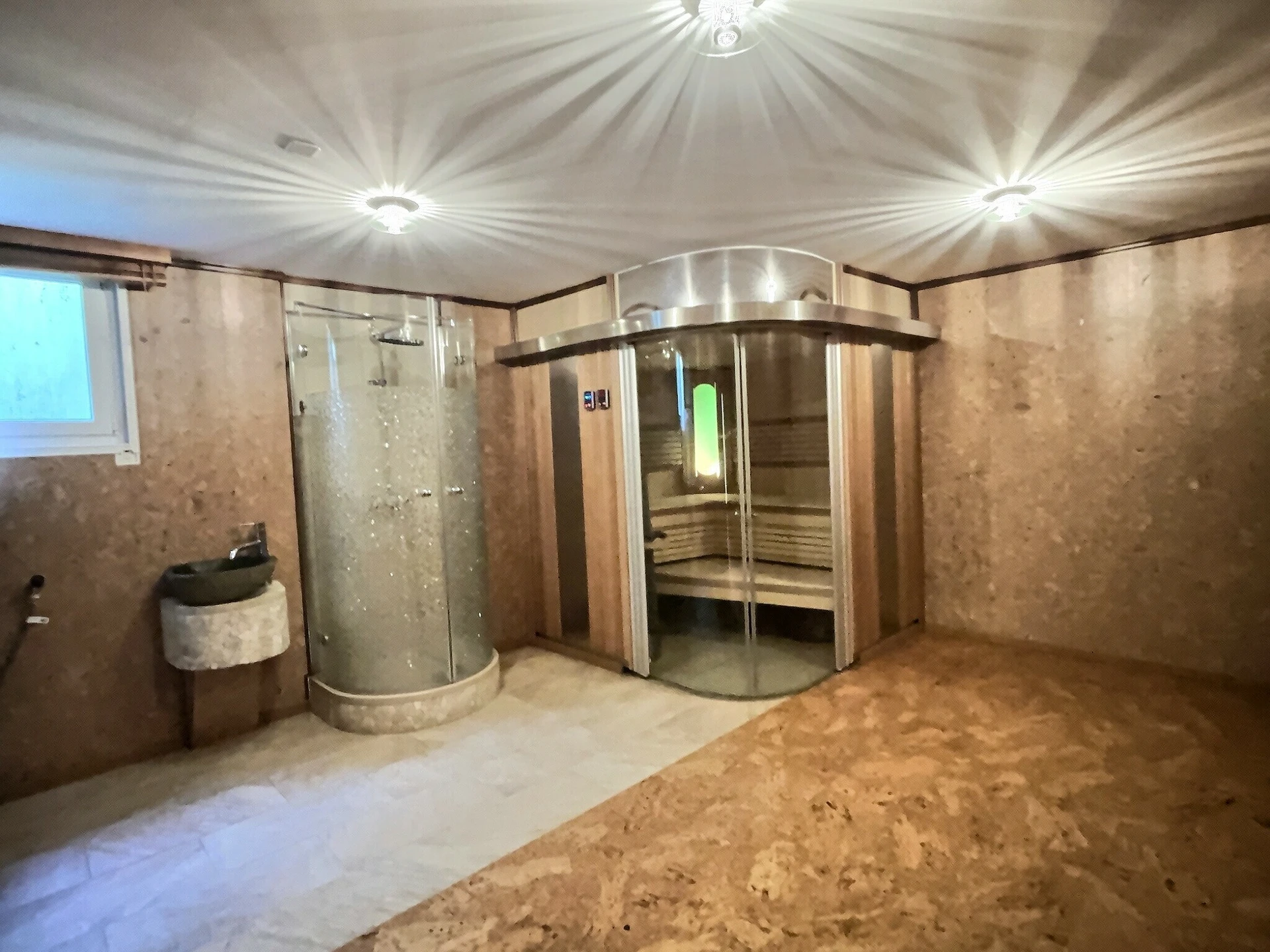 Saunaraum mit Dusche