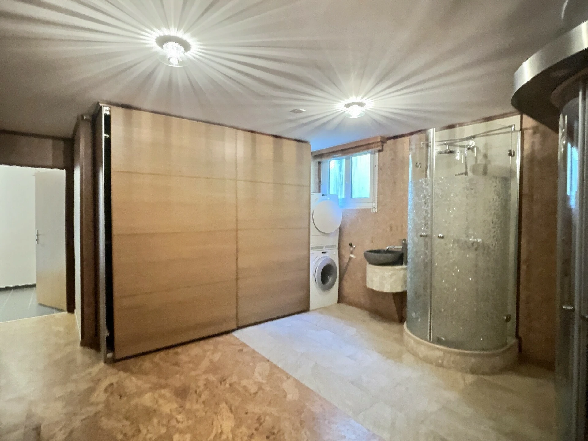 Modernes Badezimmer mit Glasdusche und Waschmaschine