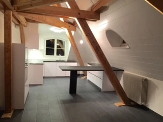 Ausgebauter Dachraum mit Tisch