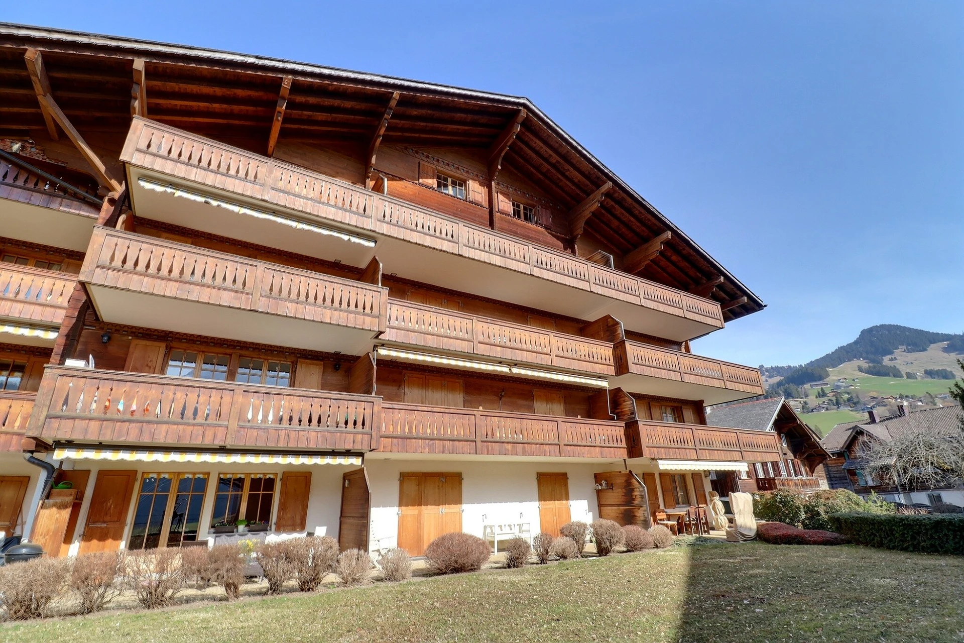 Alpines Mehrfamilienhaus mit Holzbalkonen