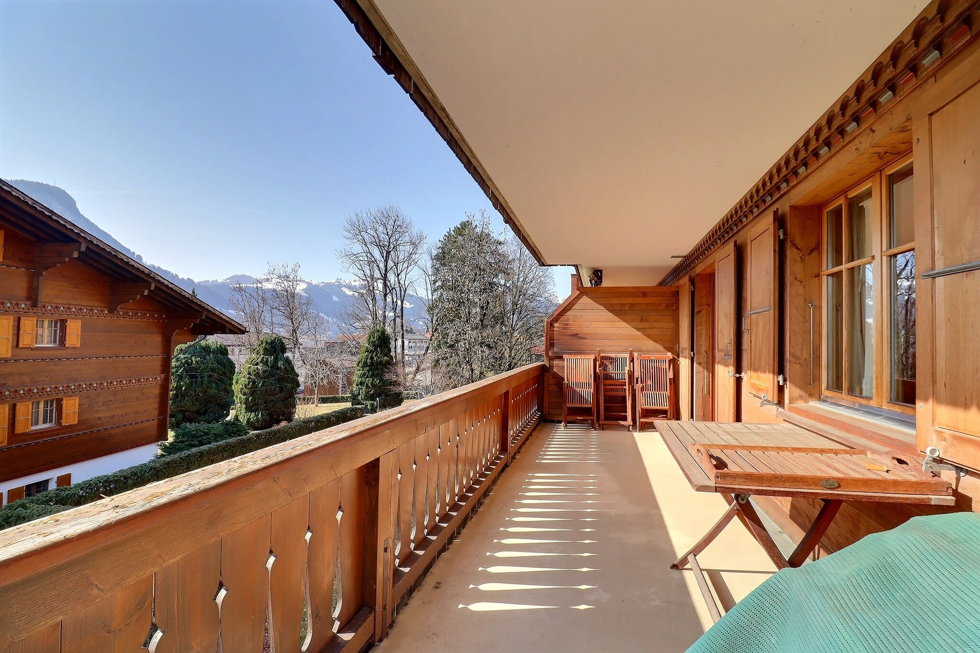 Alpenbalkon mit Bergblick