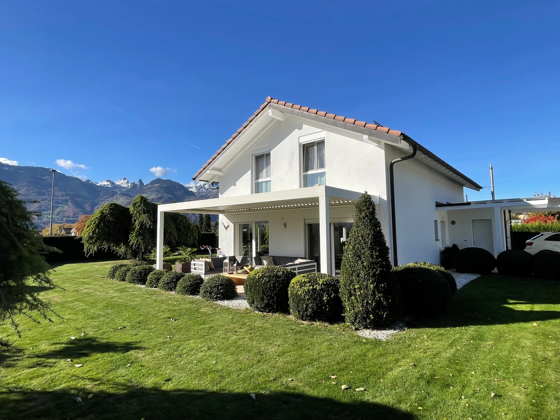 Einfamilienhaus mit Garten und Bergblick