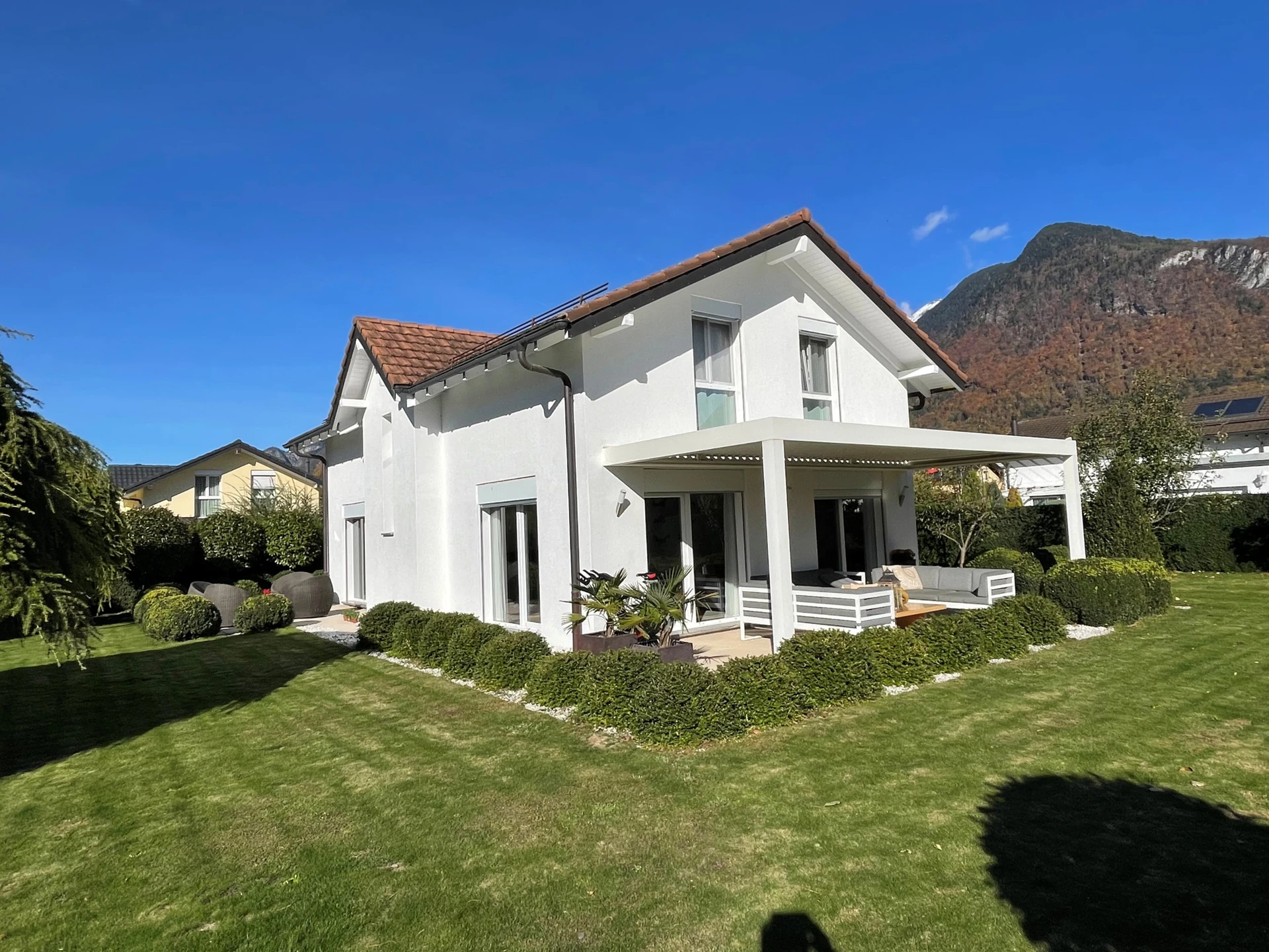 Modernes Einfamilienhaus mit Garten und Terrasse