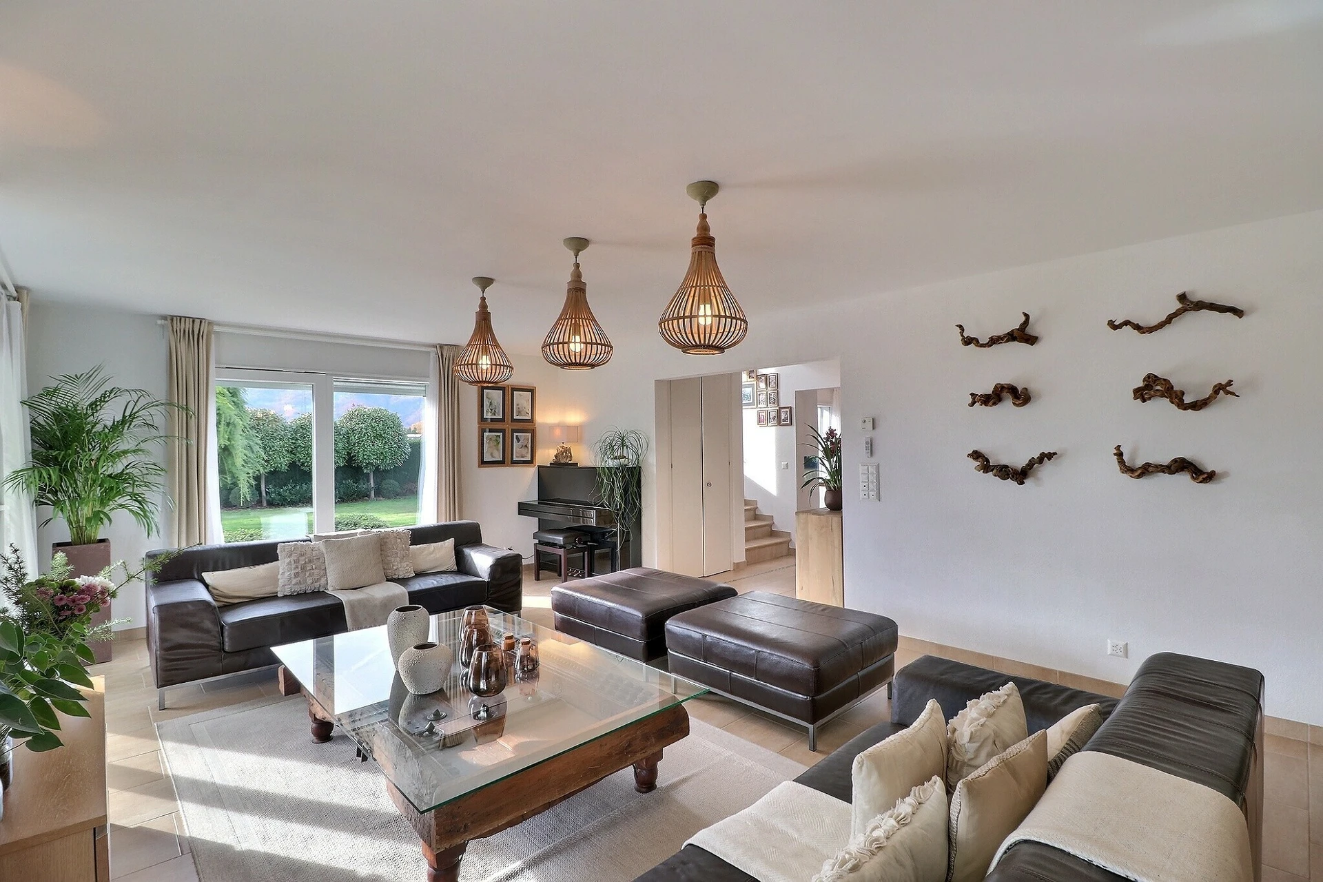 Helles, modern eingerichtetes Wohnzimmer mit Gartenblick