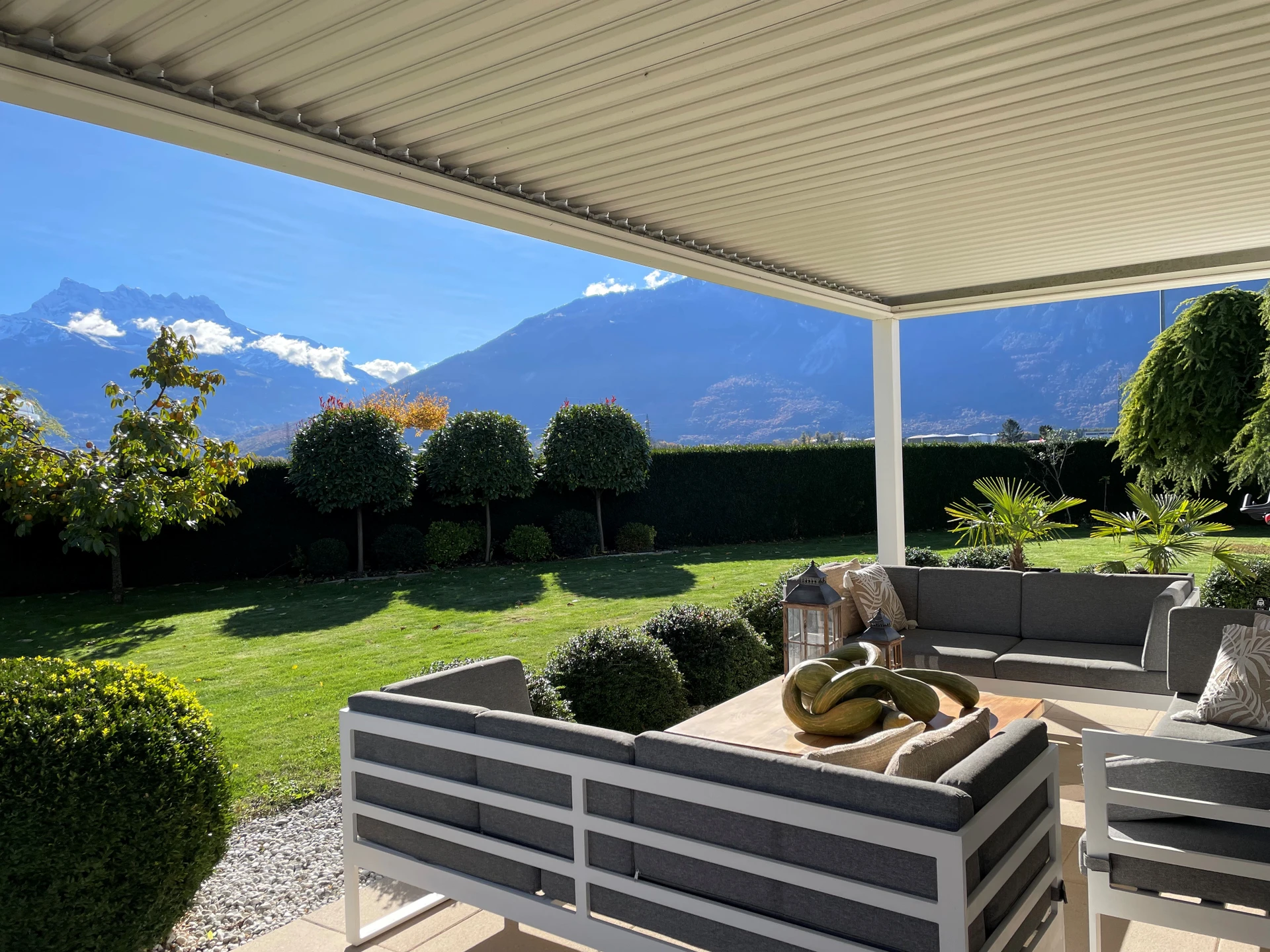 Überdachte Terrasse mit Bergblick
