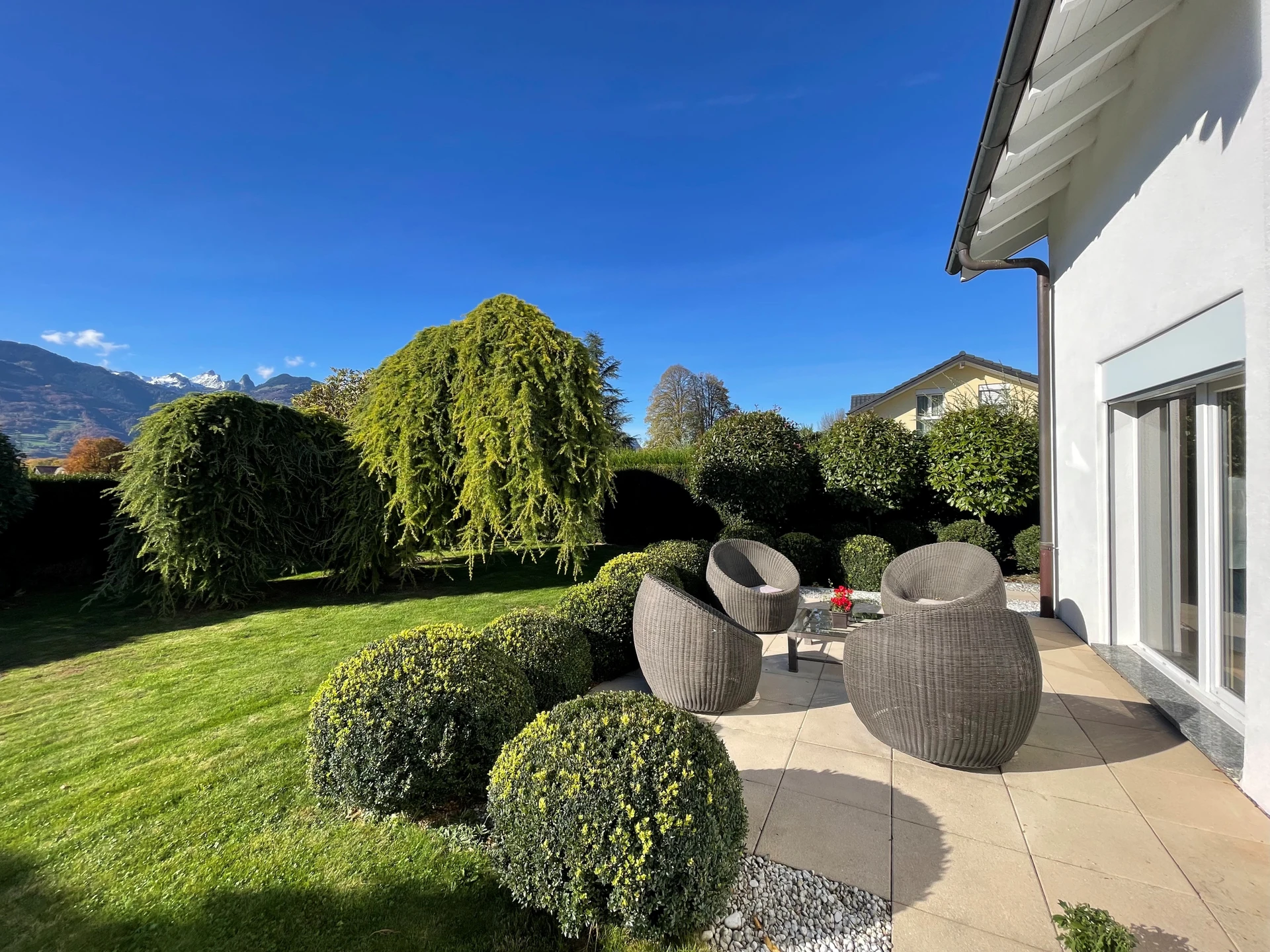 Terrasse mit Garten und Bergblick