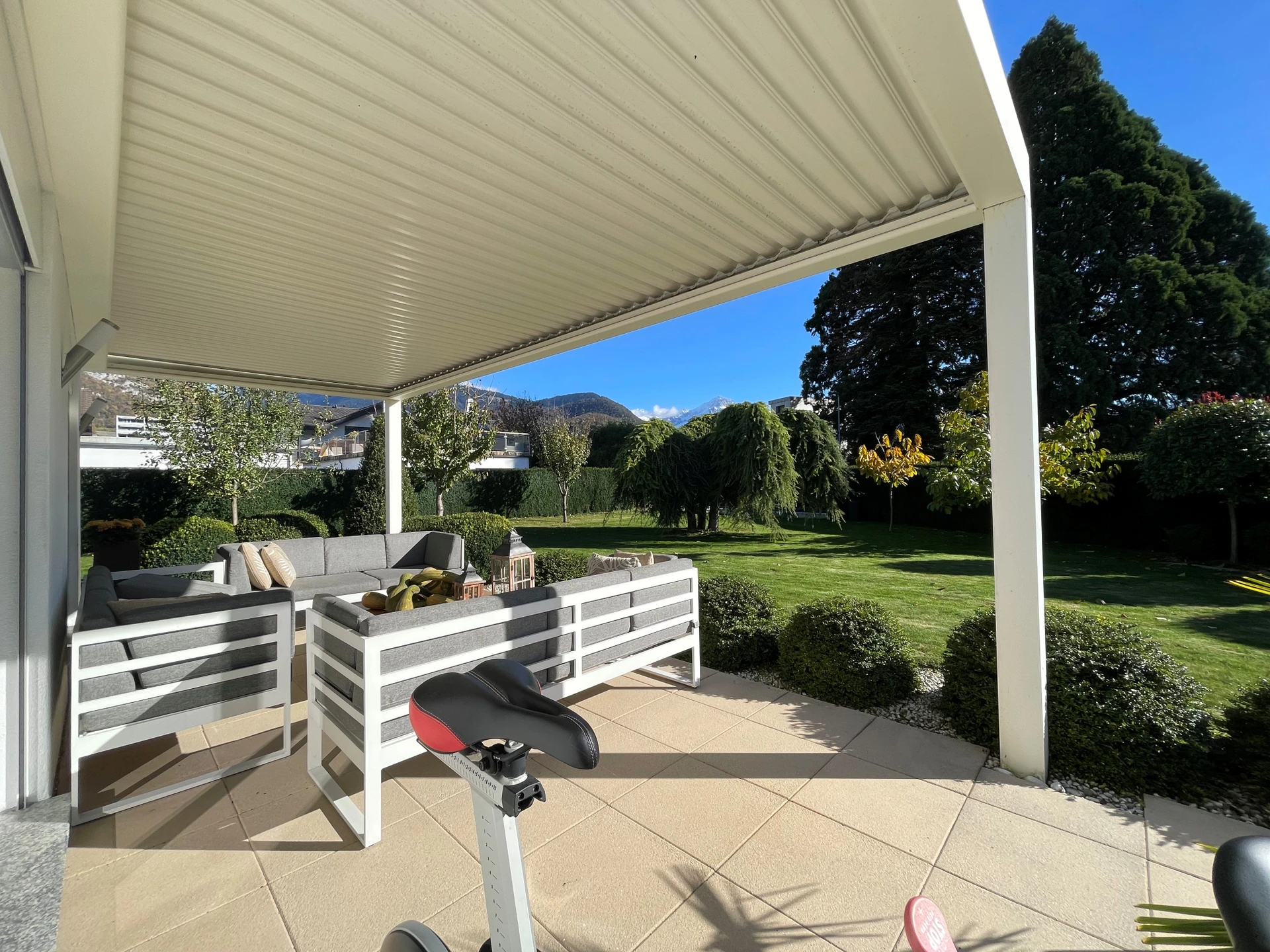 Überdachte Terrasse mit Gartenblick