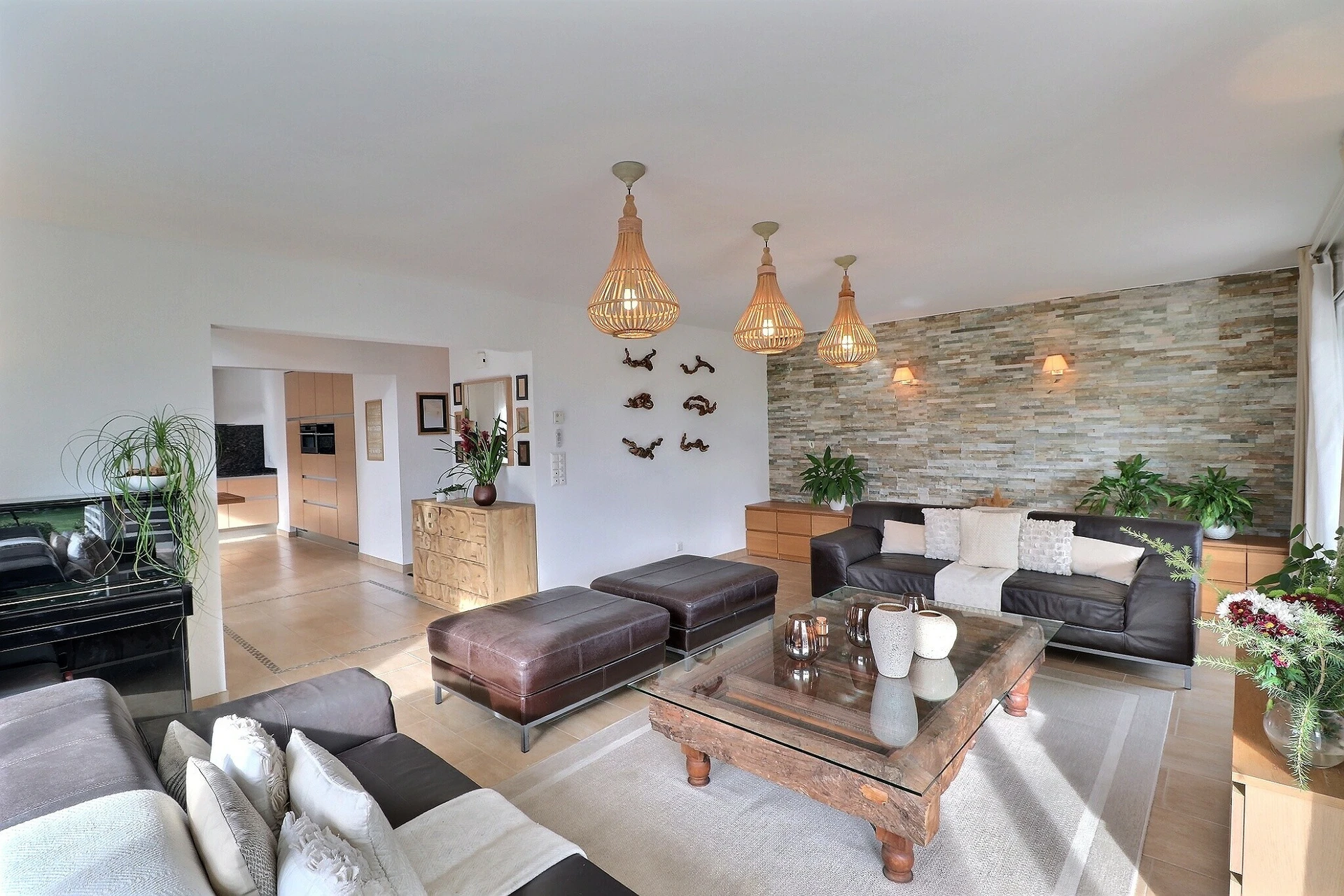 Helles Wohnzimmer mit Boho- und Naturmaterialien