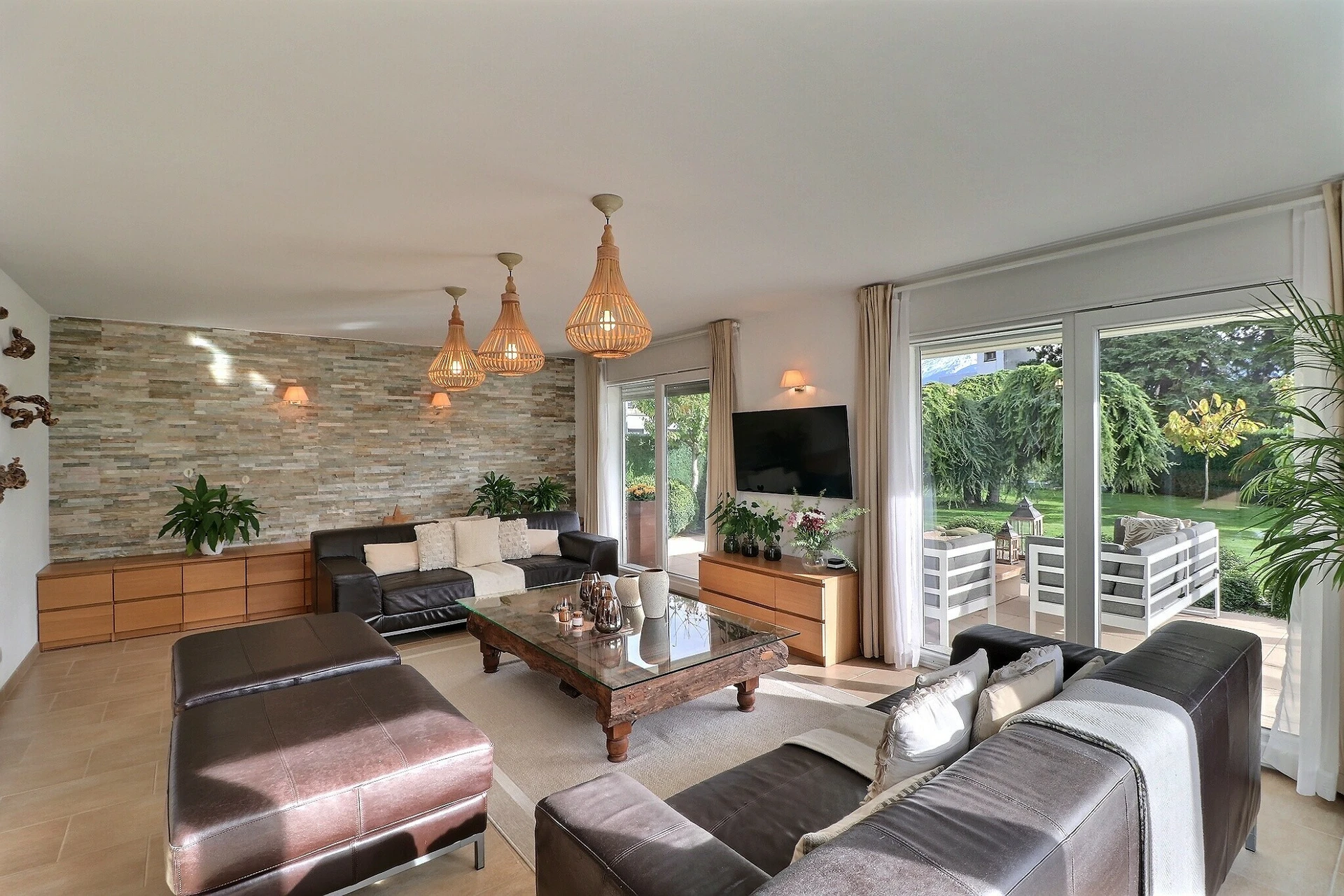 Wohnzimmer mit Zugang zur Terrasse