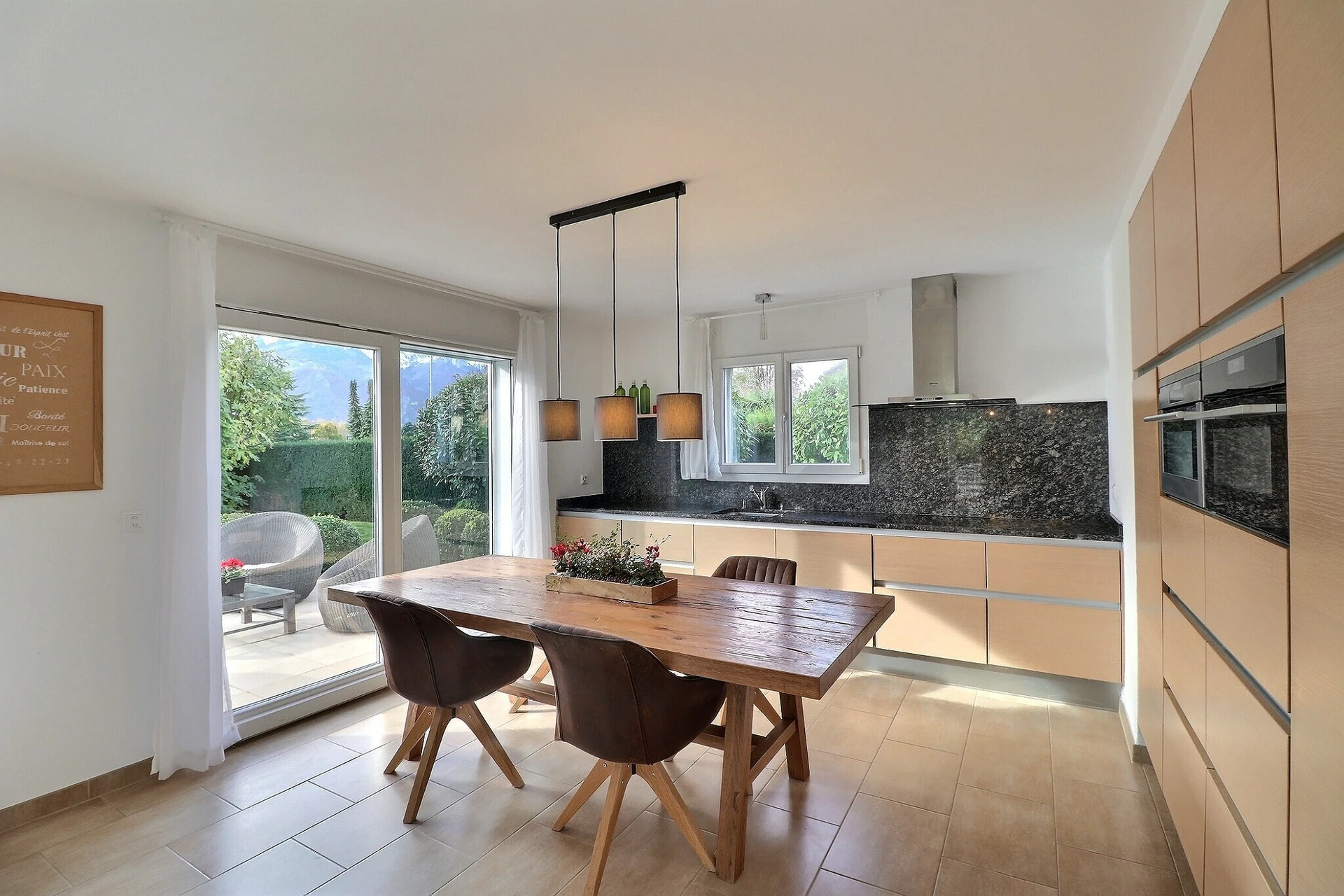 Offene Küche mit Essbereich und Terrassenzugang