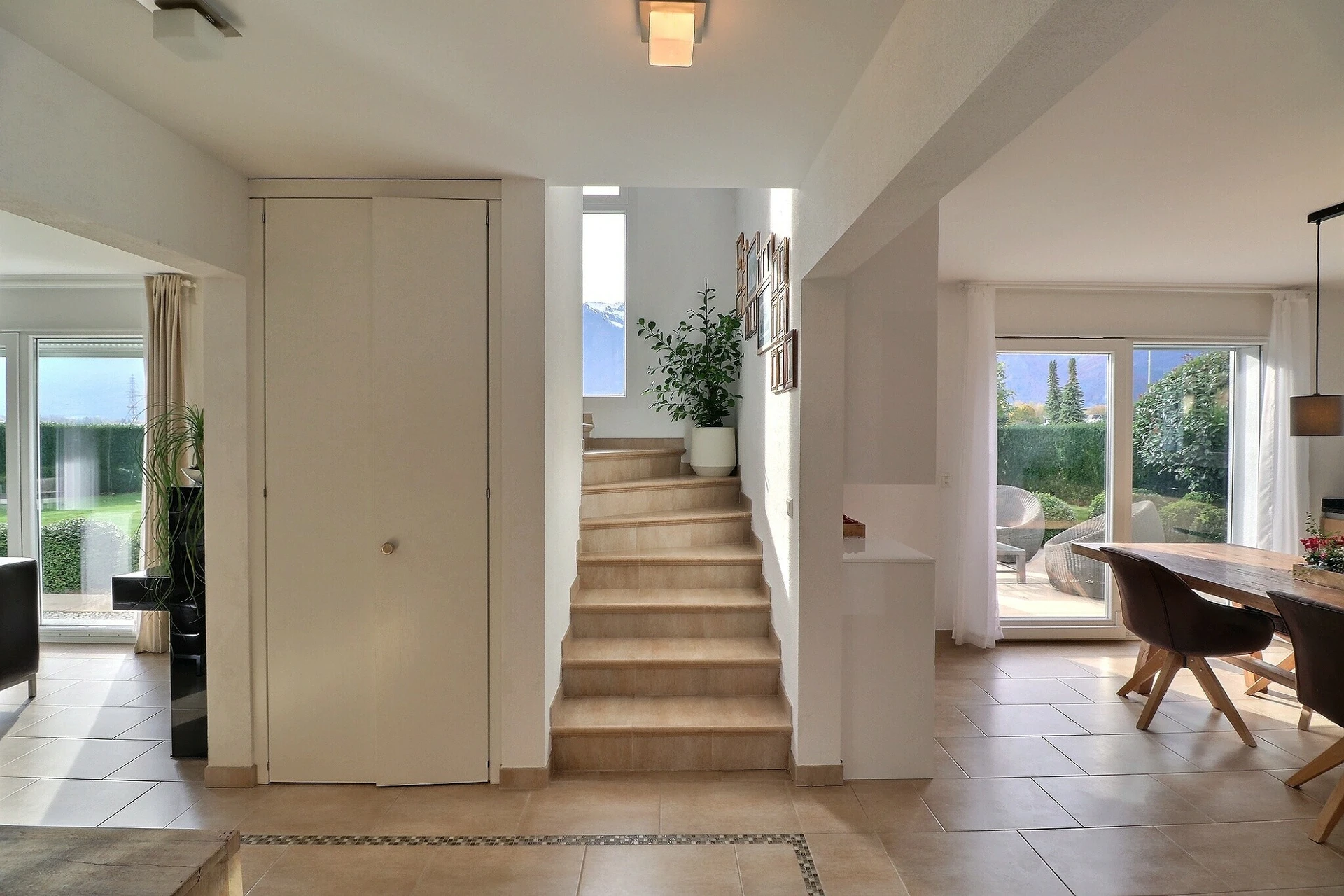 Heller Wohnbereich mit Treppe und Essbereich
