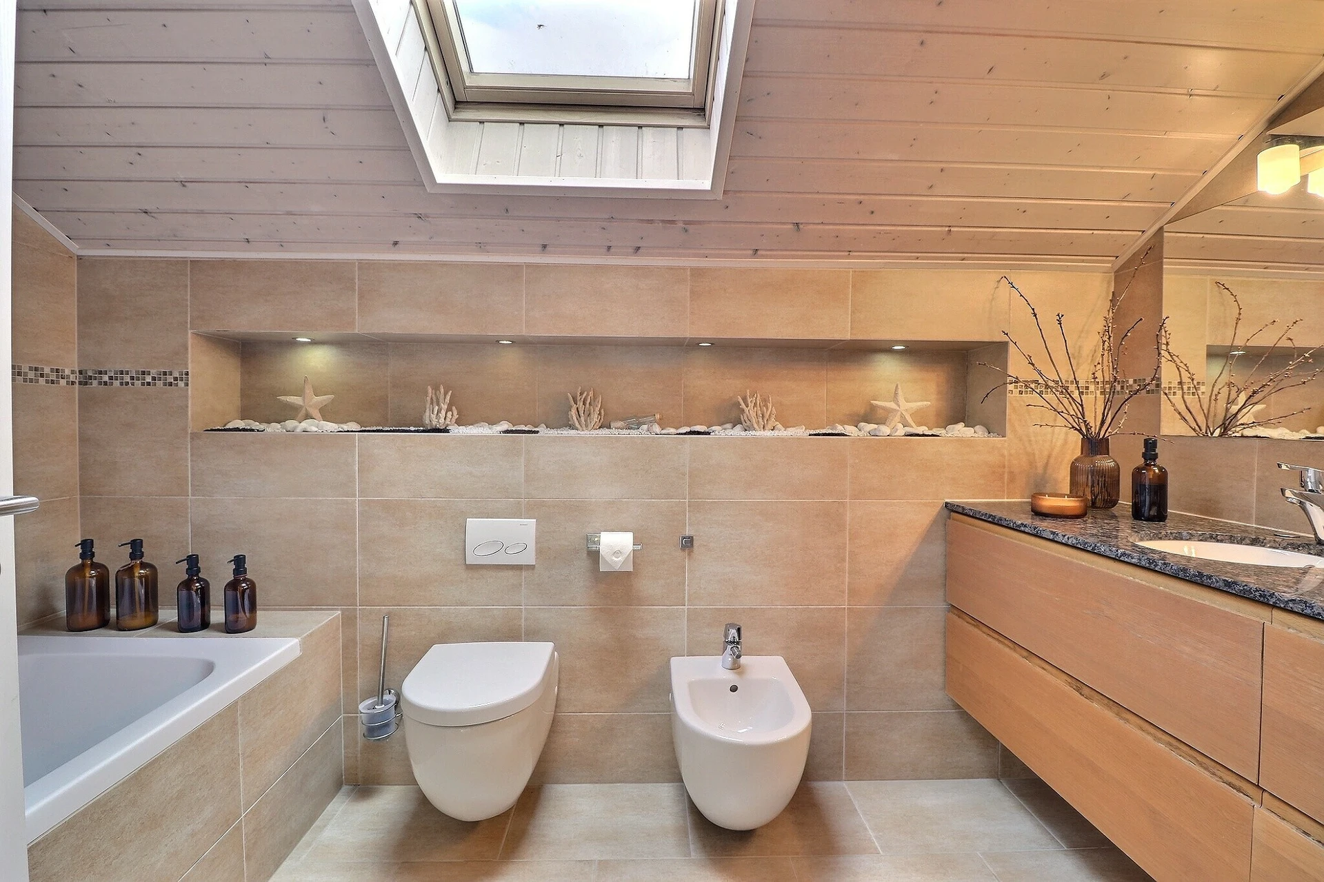 Modernes Badezimmer mit Dachfenster