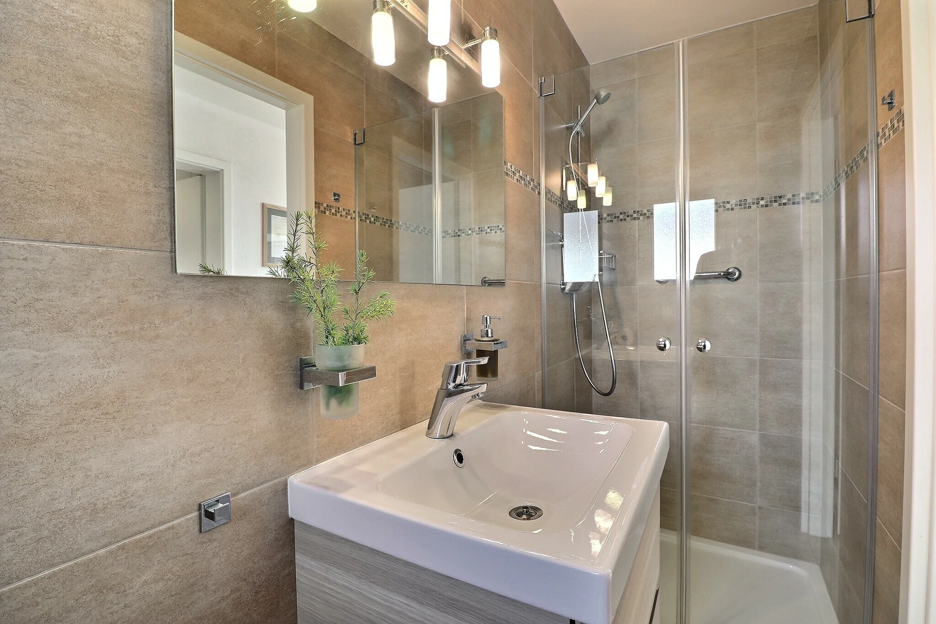 Modernes Badezimmer mit begehbarer Dusche
