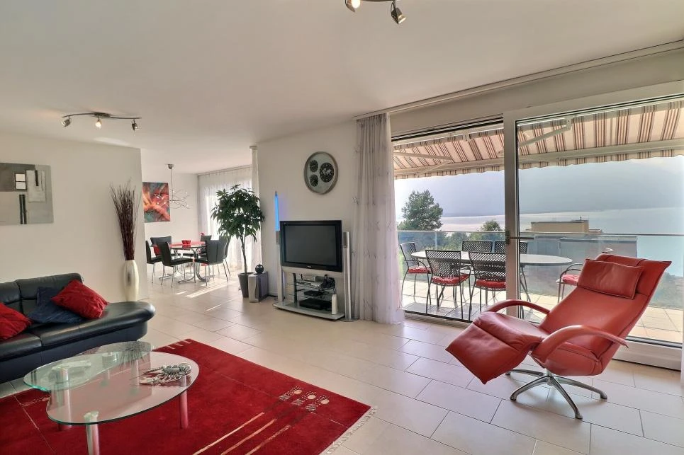 Wohnzimmer mit Meerblick-Terrasse