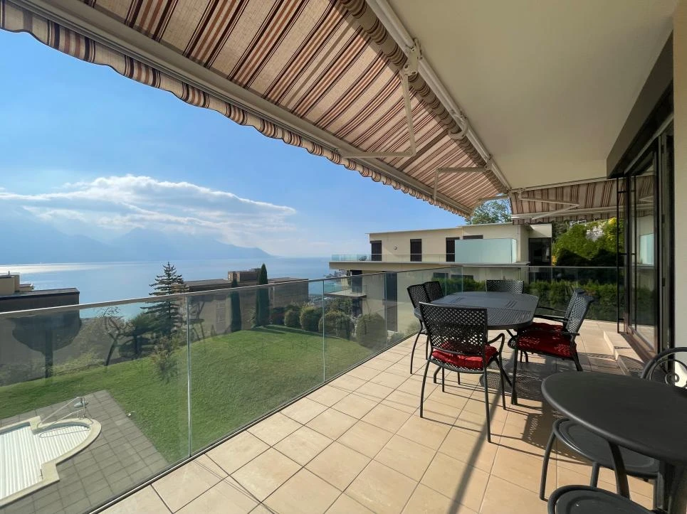 Balkon mit Meerblick und Markise