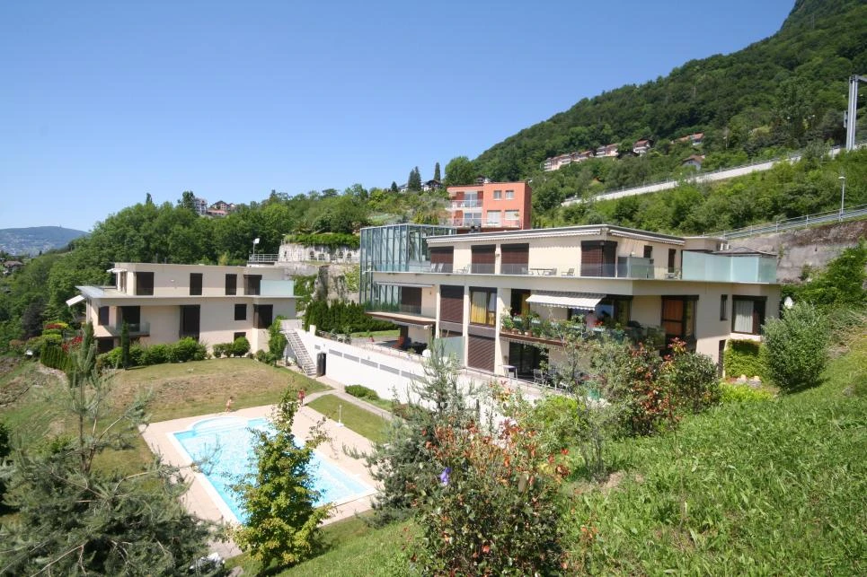 Moderne Villenanlage mit Pool in Hanglage