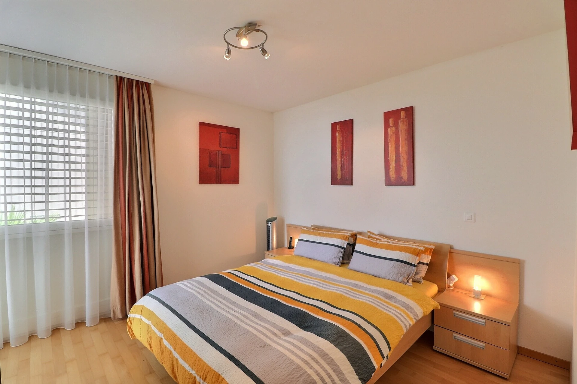 Helles Schlafzimmer mit Doppelbett