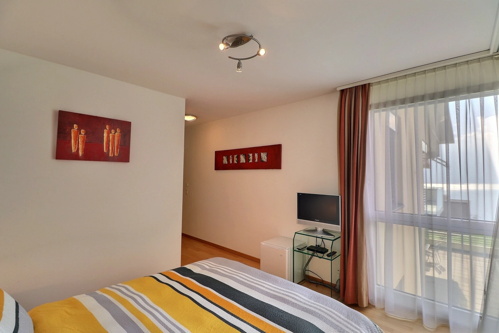 Schlafzimmer mit Balkonfenster