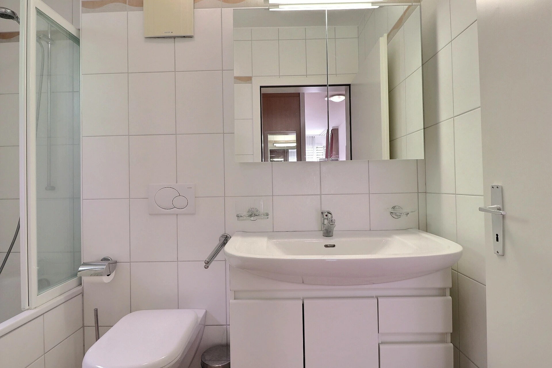 Kleines modernes Badezimmer mit Dusche und Waschbecken