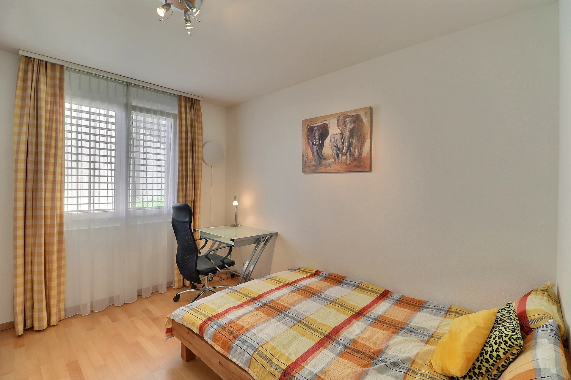 Schlafzimmer mit Arbeitsplatz