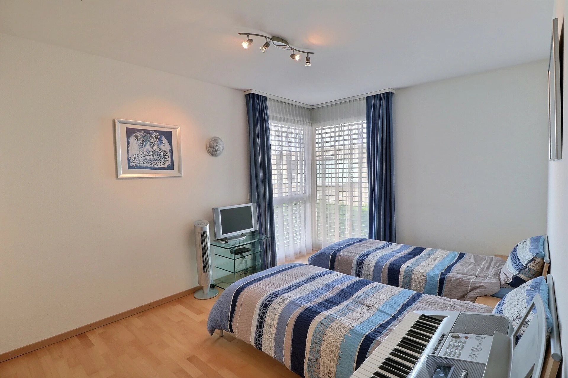 Helles Schlafzimmer mit zwei Einzelbetten