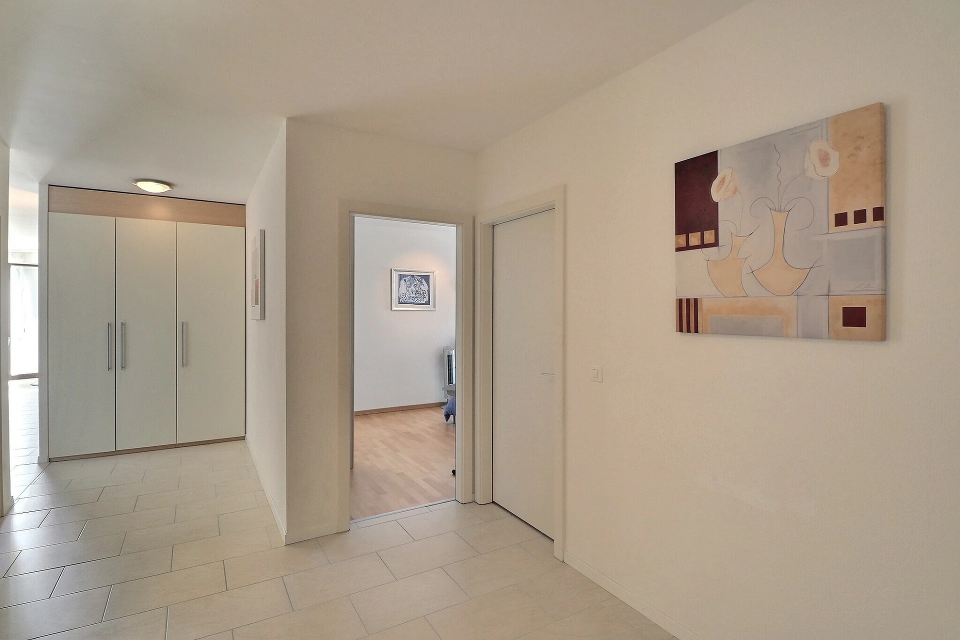 Heller Flur mit Einbauschrank