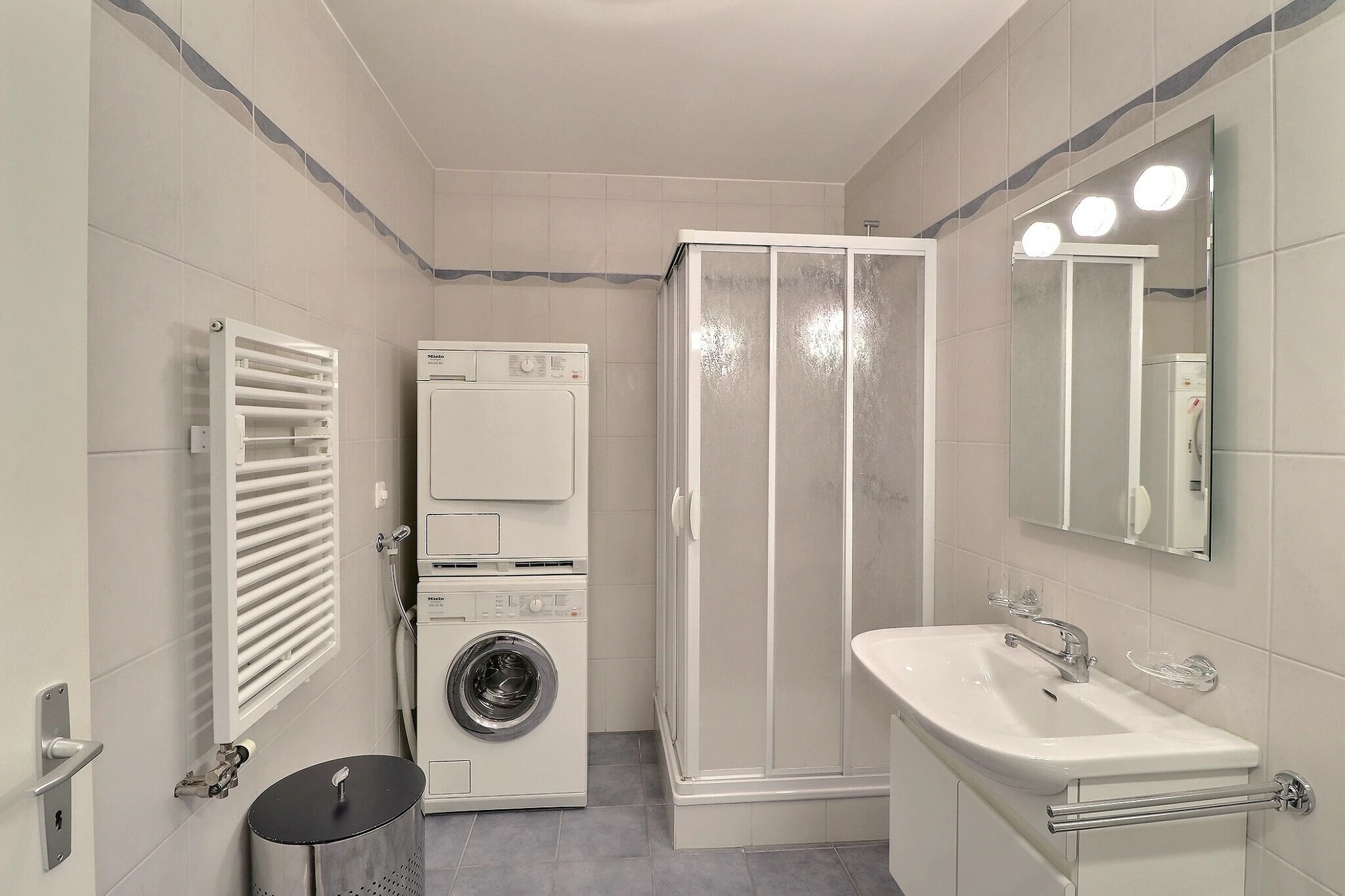 Badezimmer mit Waschmaschine und Dusche