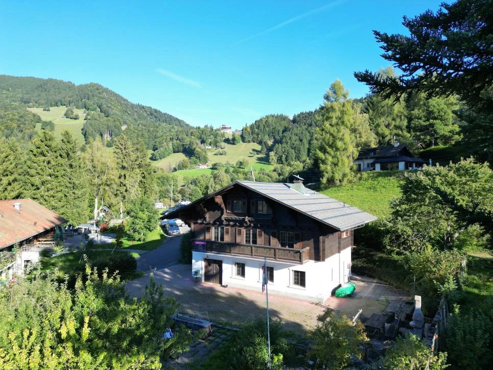 Alpines Chalet mit Garten und Bergkulisse