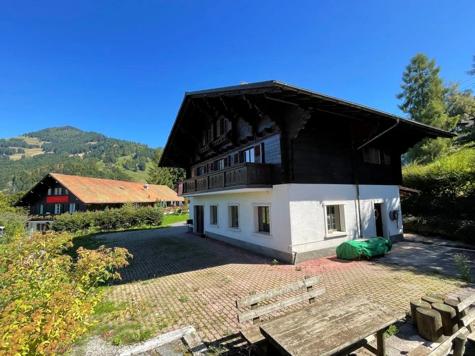 Alpines Wohnhaus mit Bergkulisse