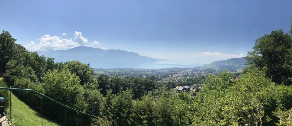 Panoramablick über Tal und See