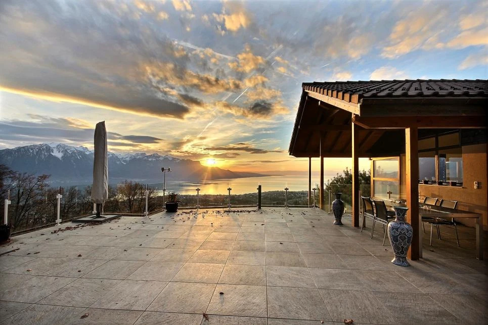 Terrasse mit Alpen- und Seeblick bei Sonnenuntergang