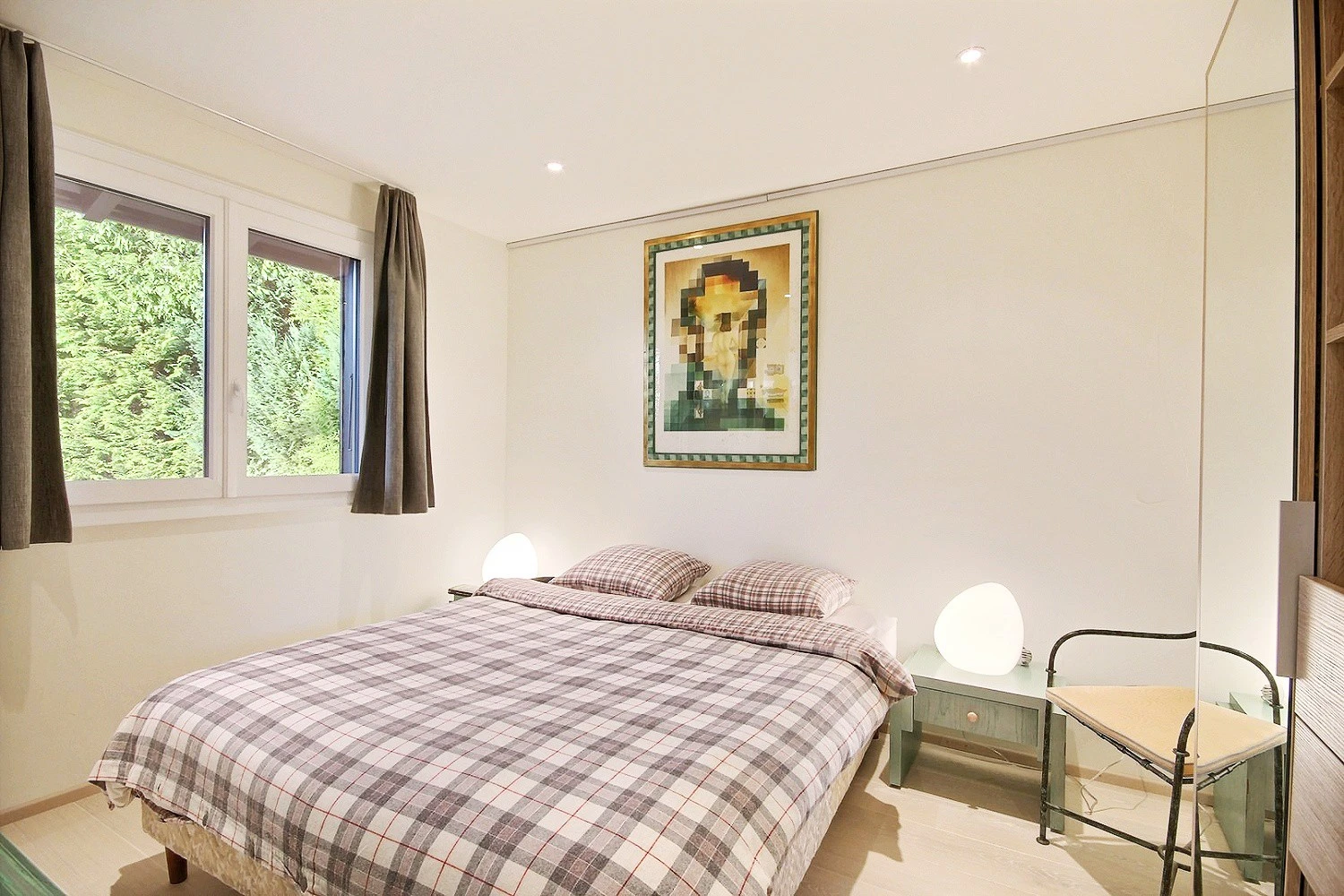 Helles Schlafzimmer mit Blick ins Grüne