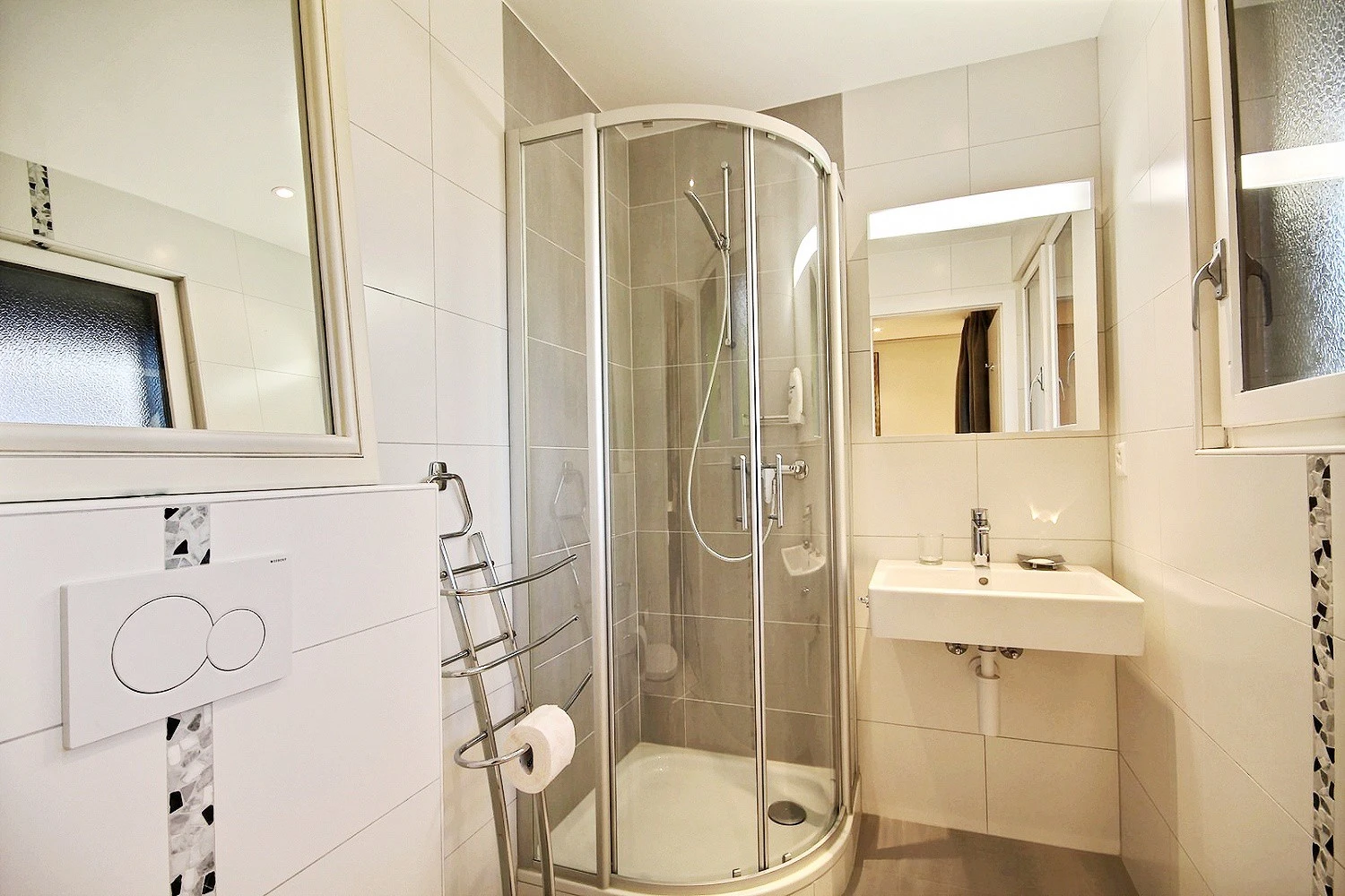 Kleines modernes Badezimmer mit Dusche und Waschtisch