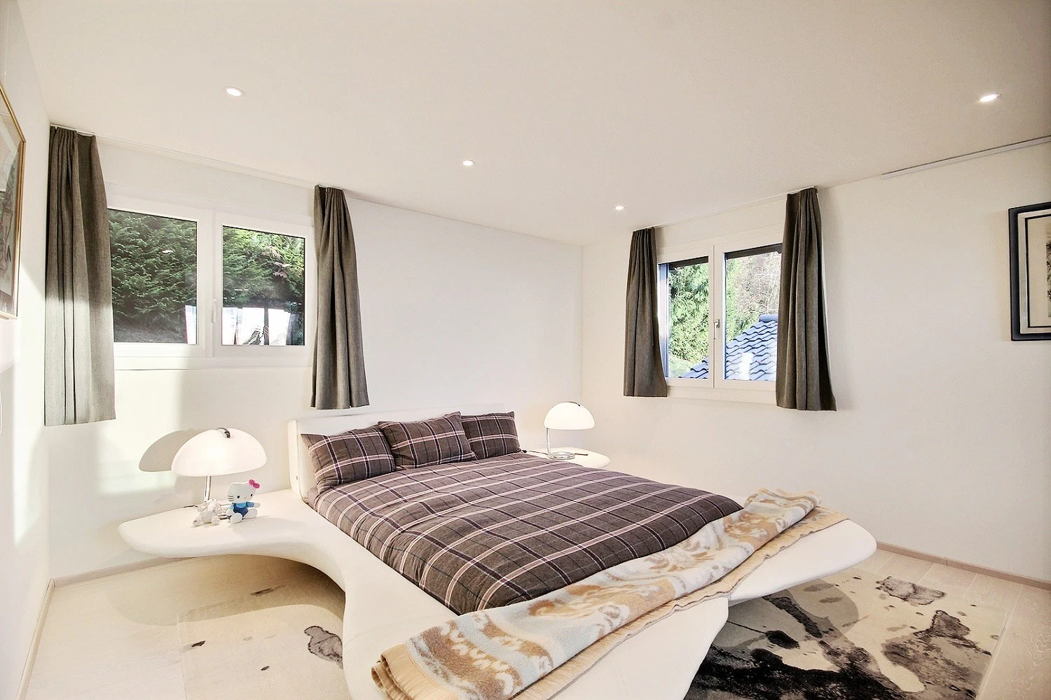 Helles Schlafzimmer mit großen Fenstern
