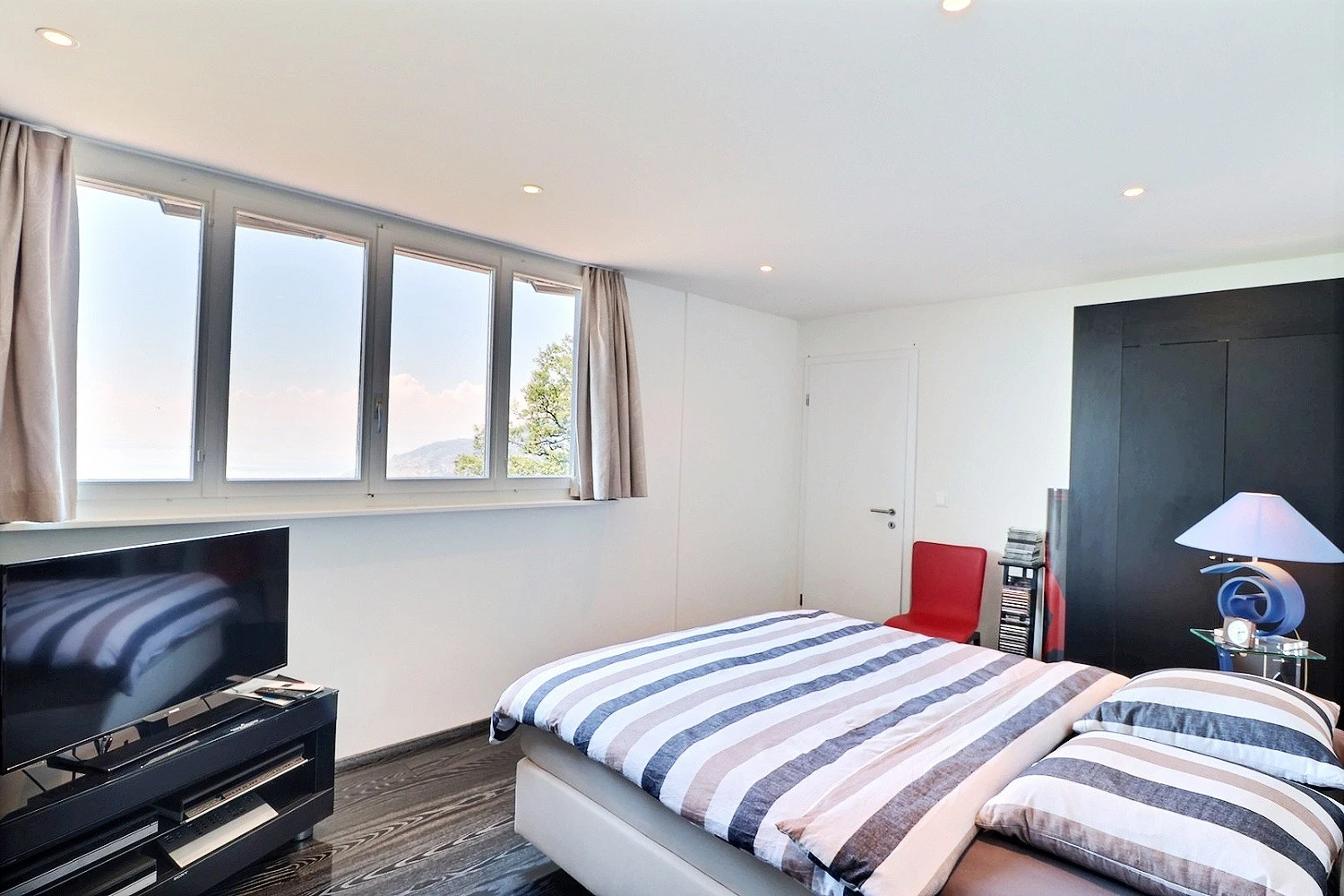 Helles Schlafzimmer mit Panorama-Fenster