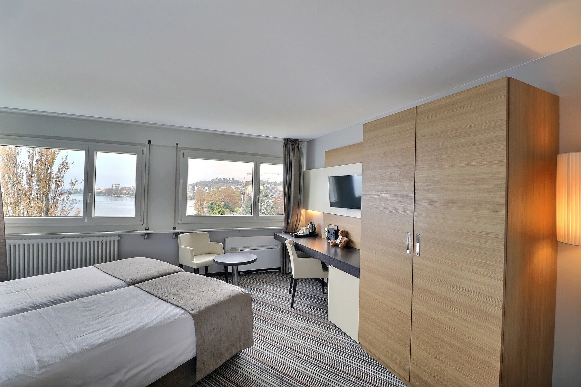 Helles Hotelzimmer mit Seeblick