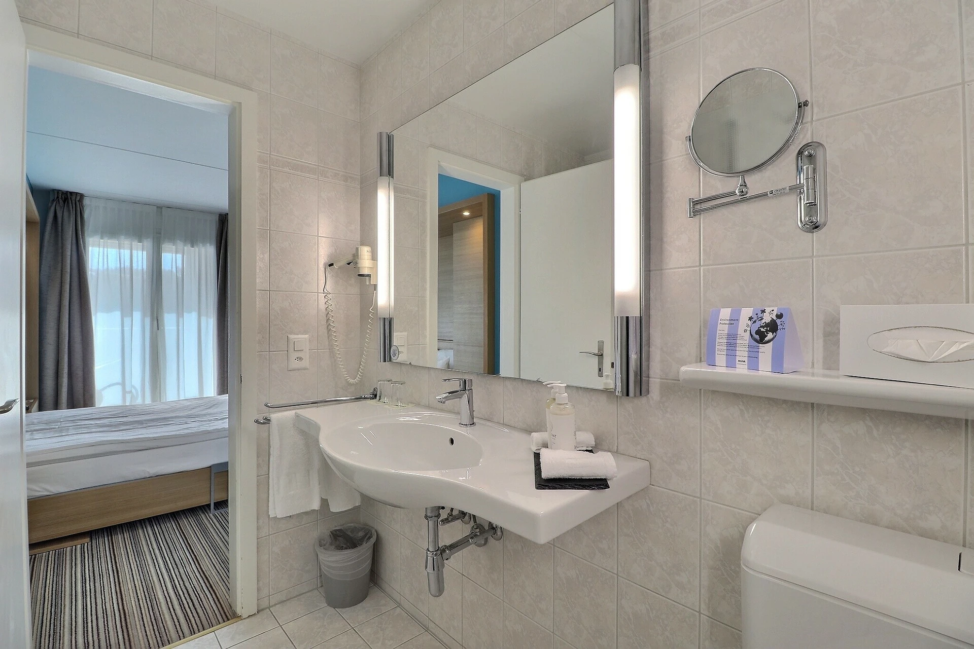 Modernes Badezimmer mit Blick ins Schlafzimmer