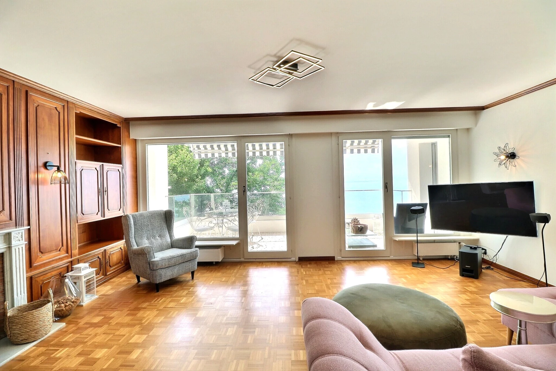 Wohnzimmer mit Balkonzugang