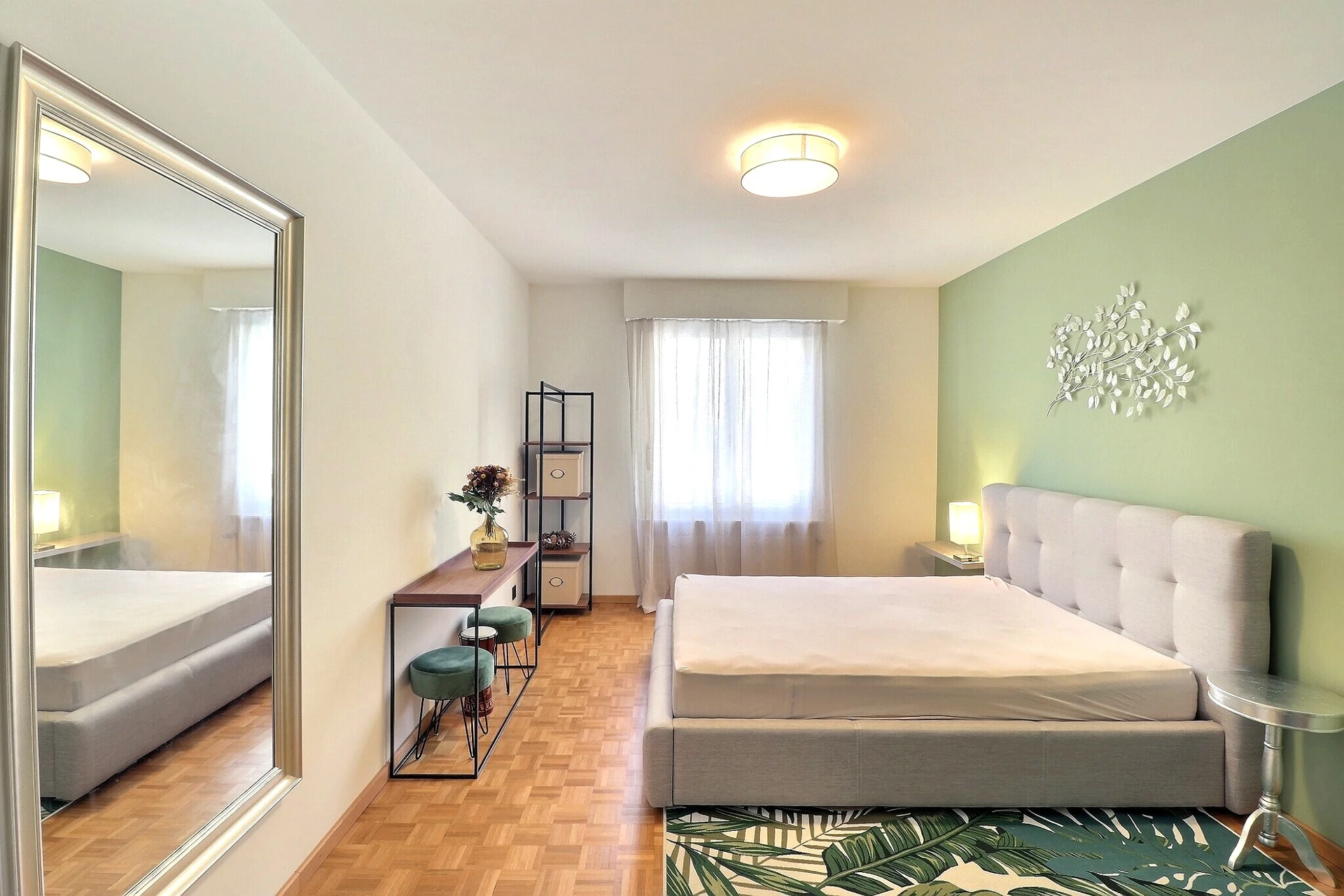 Helles Schlafzimmer mit modernem, dezent dekoriertem Interieur