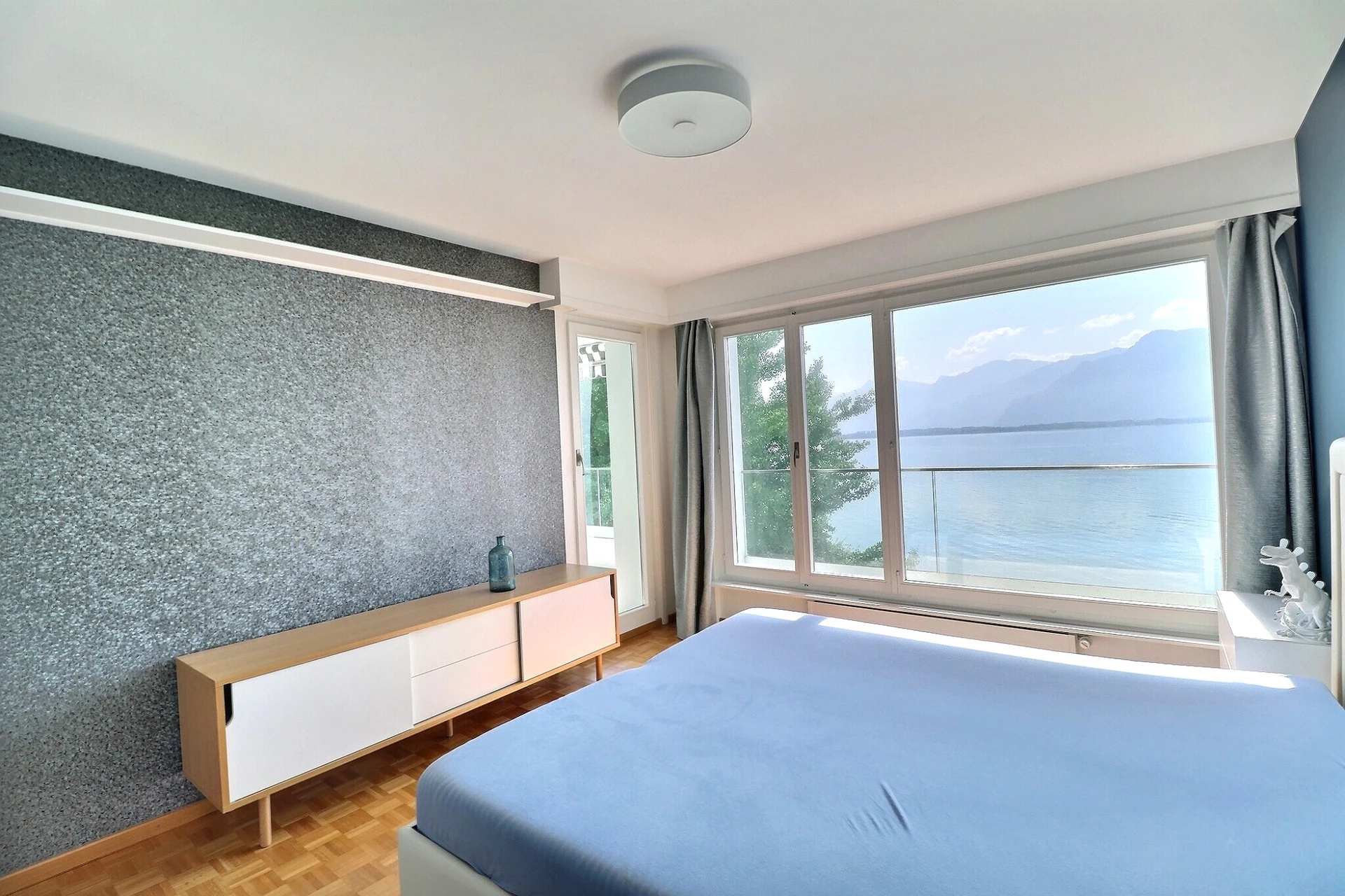 Helles Schlafzimmer mit Seeblick