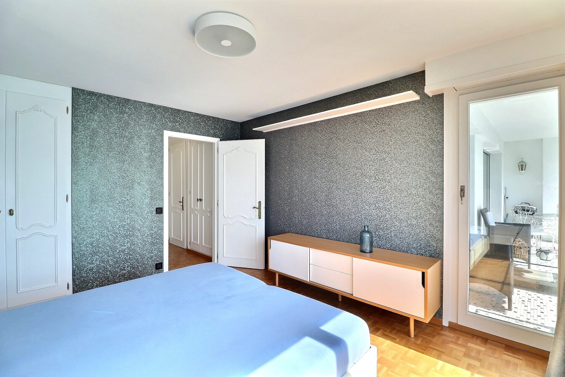 Helles Schlafzimmer mit Zugang zum angrenzenden Raum