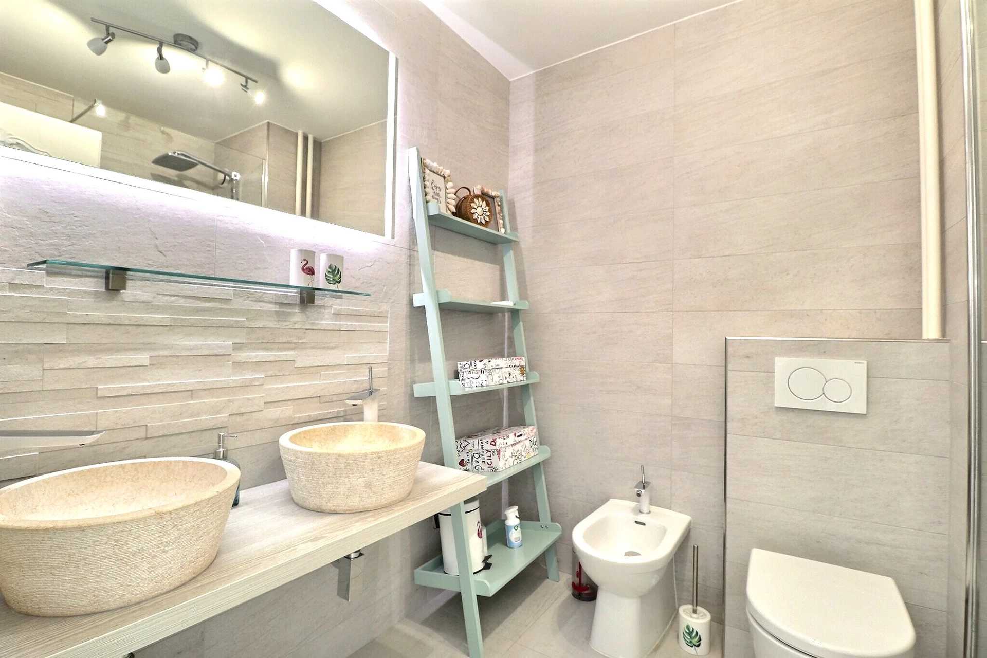 Modernes Badezimmer mit Doppelwaschbecken und WC