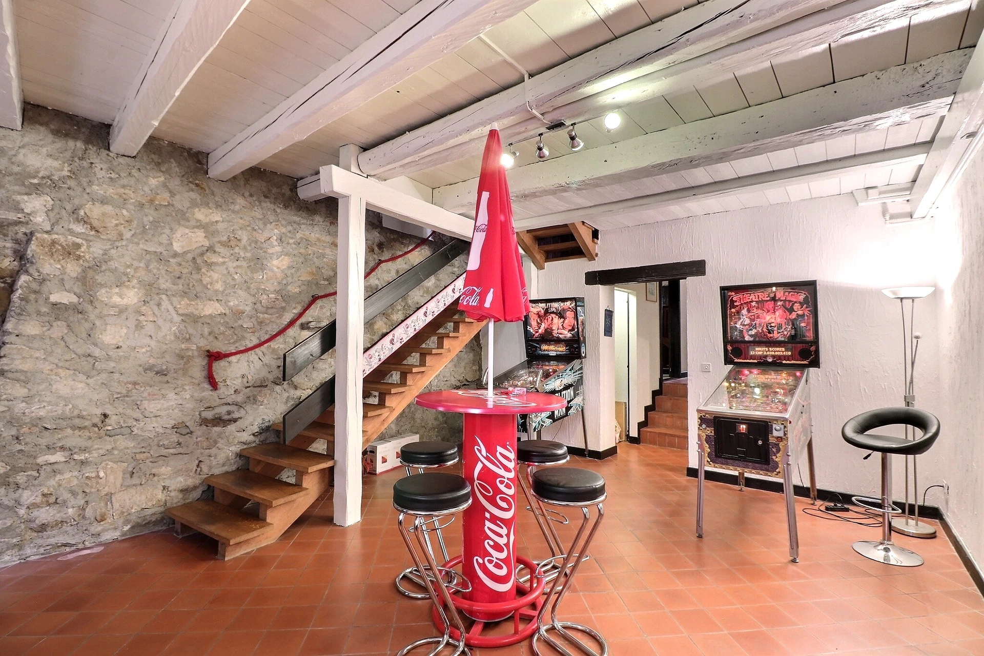 Kellerbar mit Treppe und Flipper