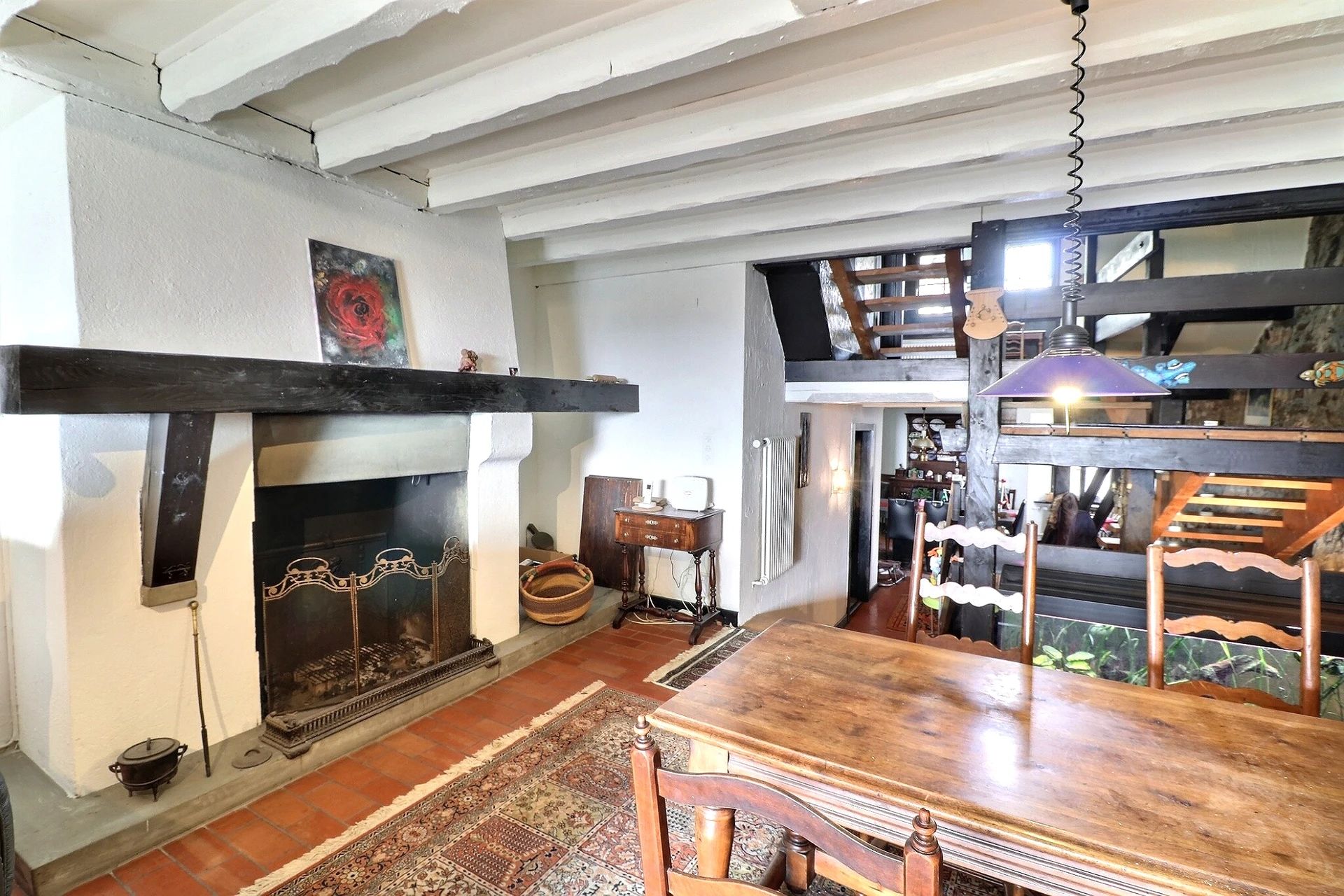Wohnraum mit Kamin und Galerie