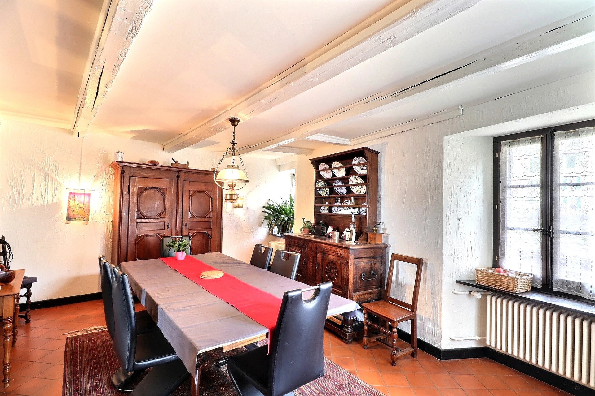 Esszimmer mit rustikalen Holzmöbeln