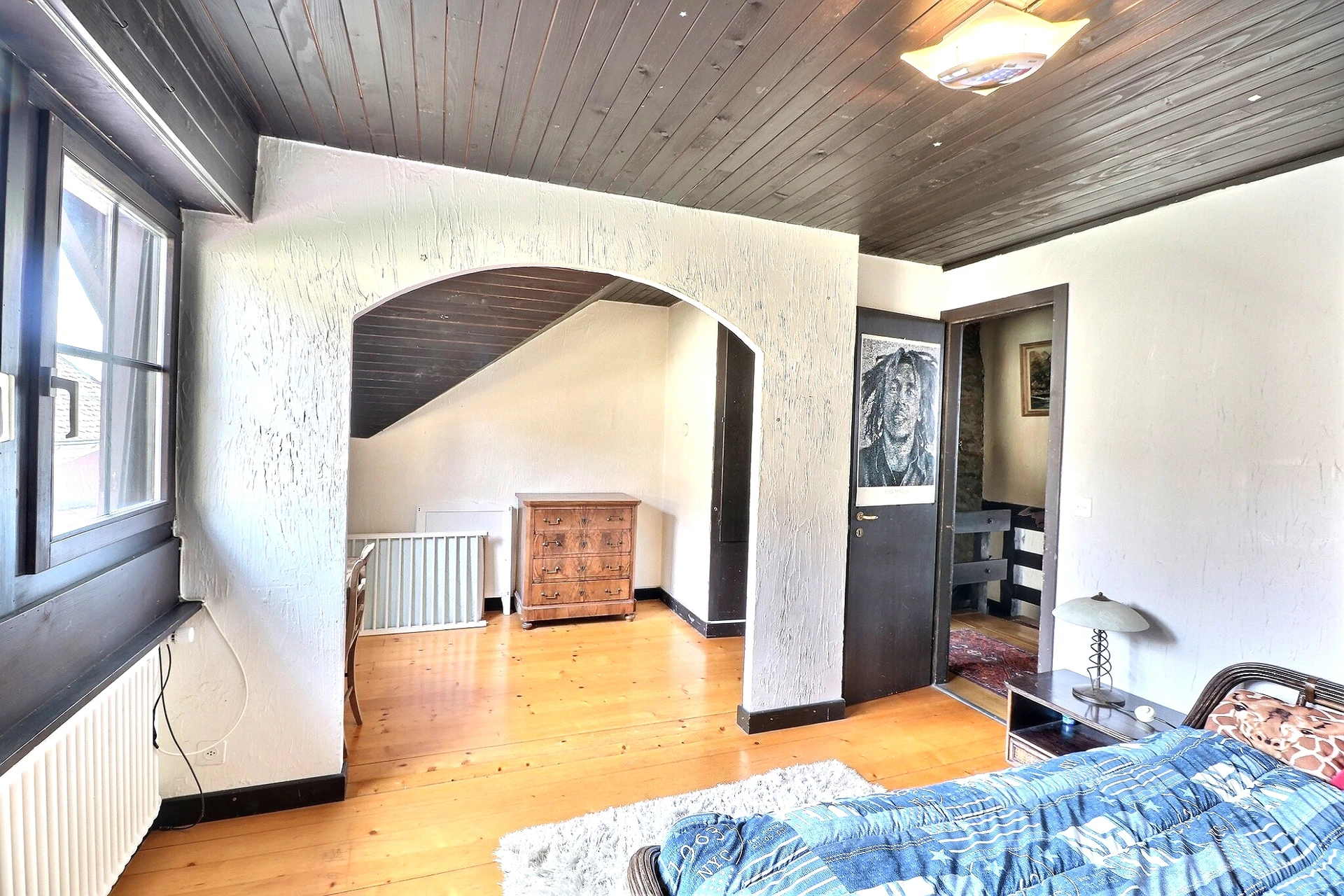 Gemütliches Schlafzimmer mit dunkler Holzdecke