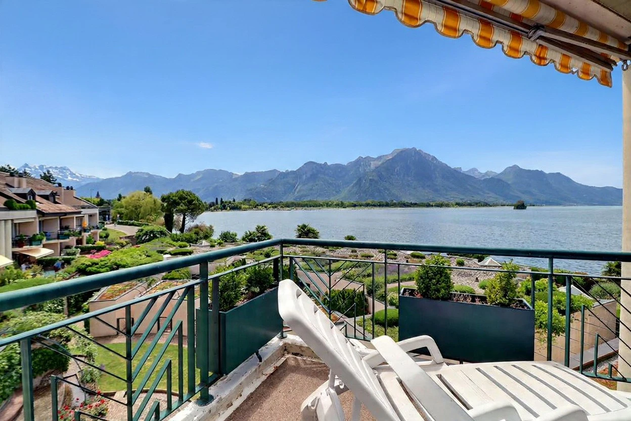 Balkon mit Seeblick und Bergpanorama