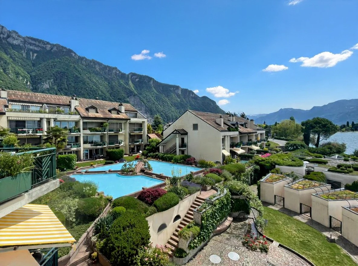 Seeblick-Anlage mit Pool und Bergen